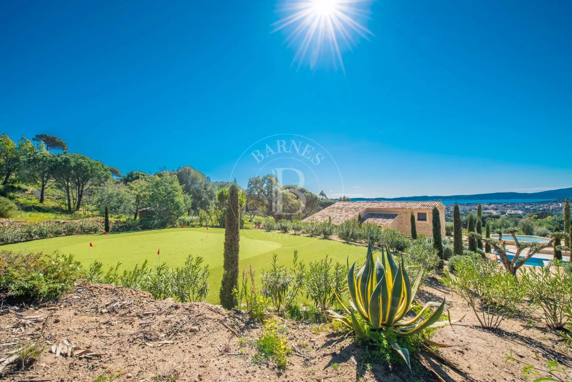 SAINTE-MAXIME - GOLFE DE SAINT-TROPEZ  - PROPRIÉTÉ UNIQUE - 2 PISCINES - 4.8 HECTARES