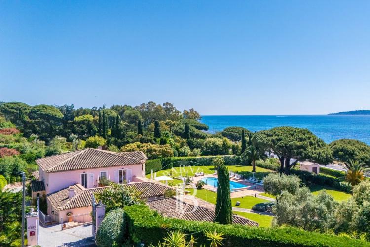 GRIMAUD - PROPRIÉTÉ DE PRESTIGE - VUE MER PANORAMIQUE