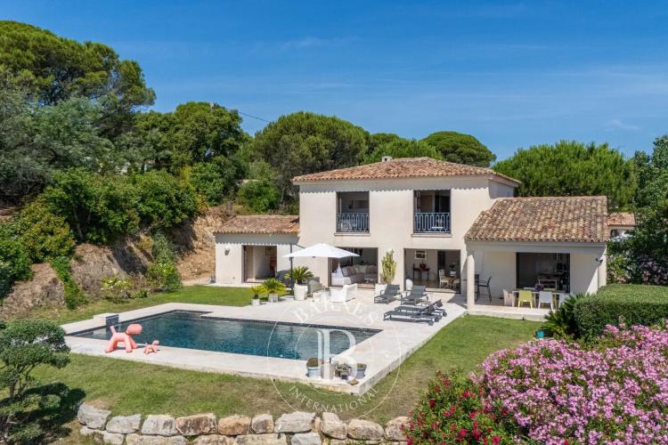 SAINTE-MAXIME - PROPRIÉTÉ DE CHARME AU COEUR D'UN DOMAINE PAYSAGER