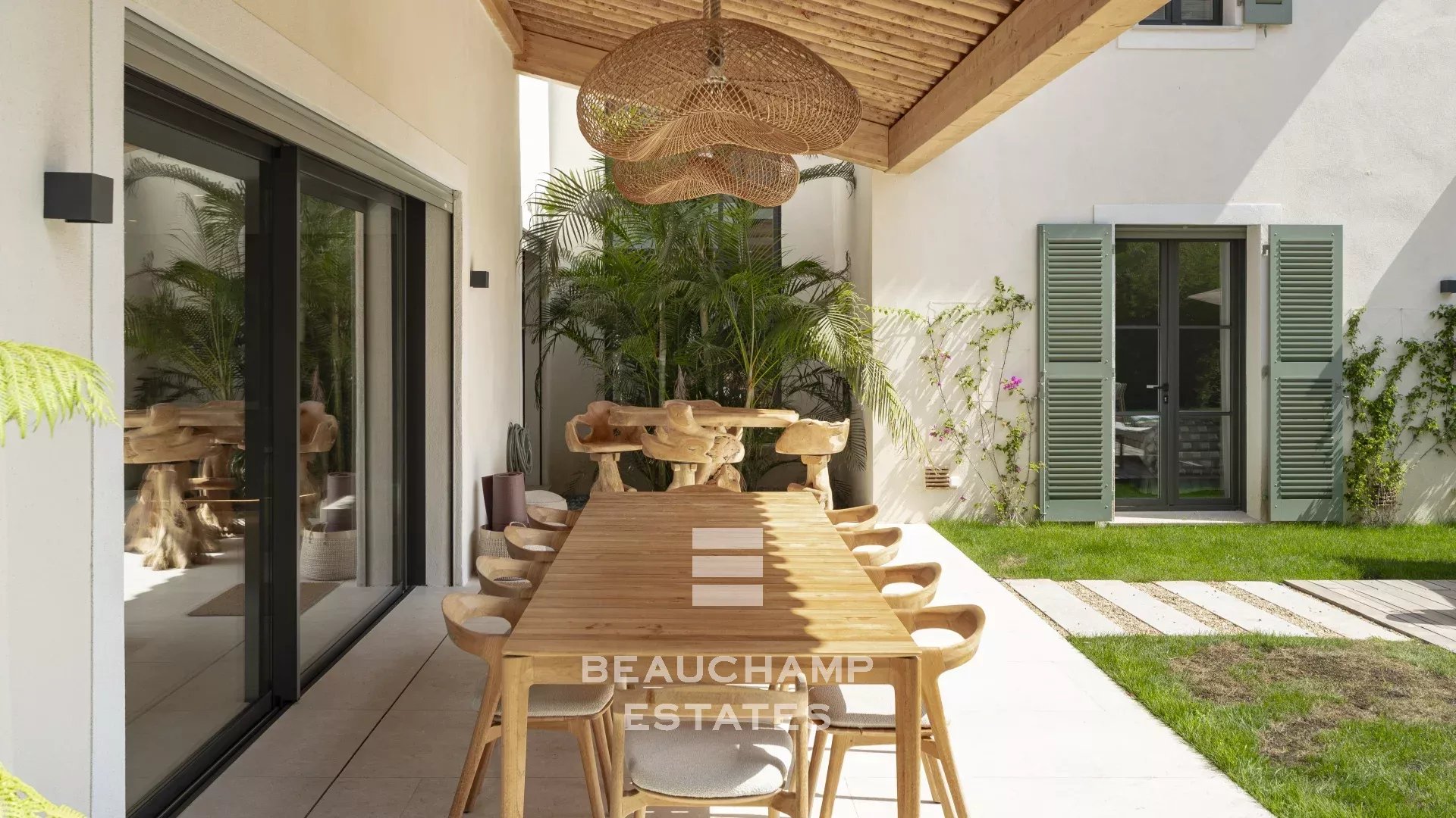 Sublime villa neuve à pieds du centre de Saint-Tropez et de la plage