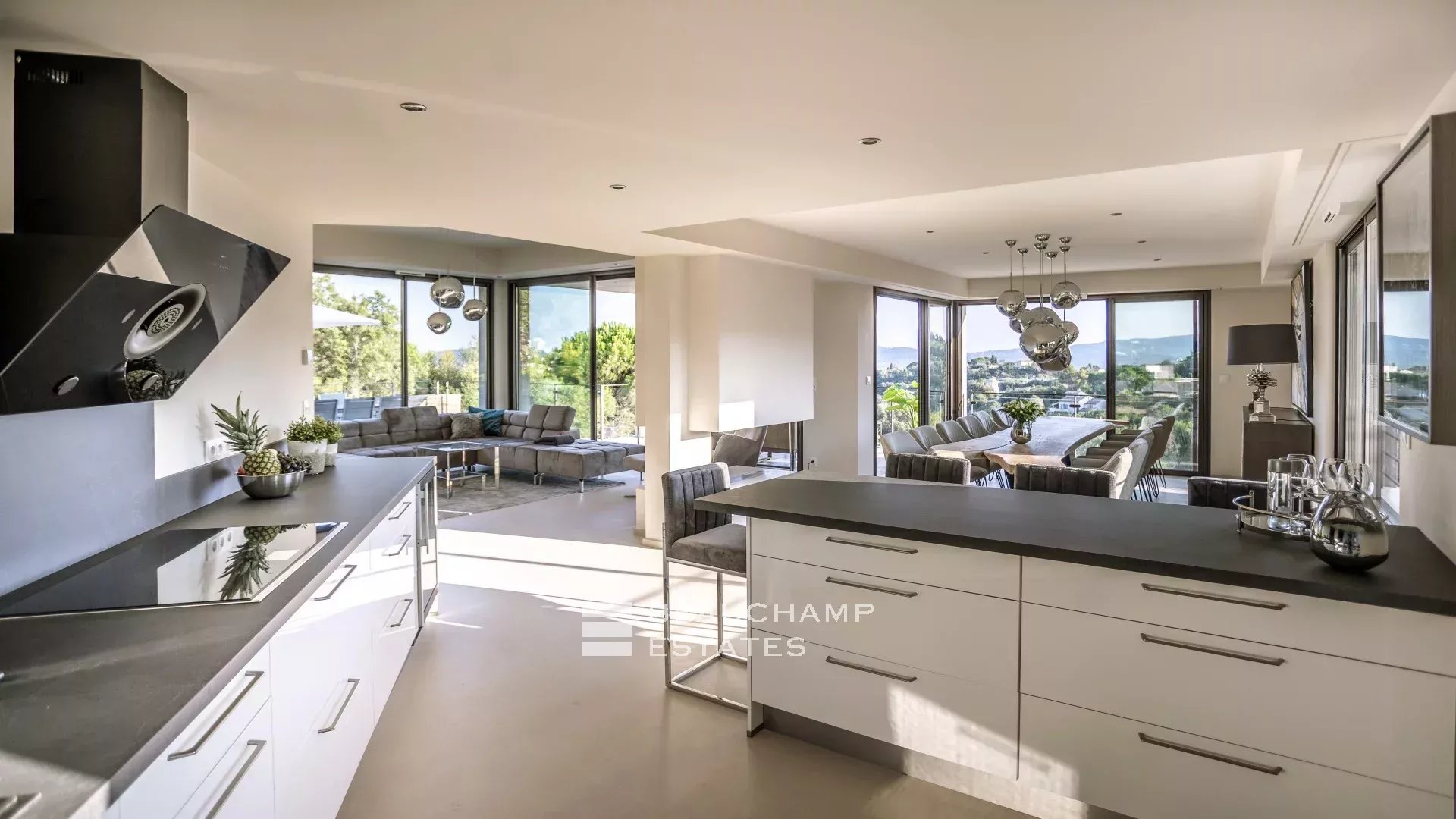 Villa d'exception avec vue mer dans le domaine privé de Beauvallon