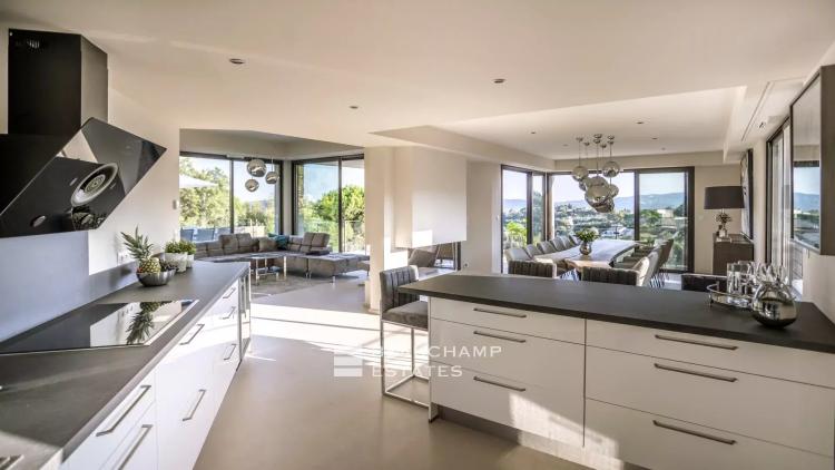 Villa d'exception avec vue mer dans le domaine privé de Beauvallon