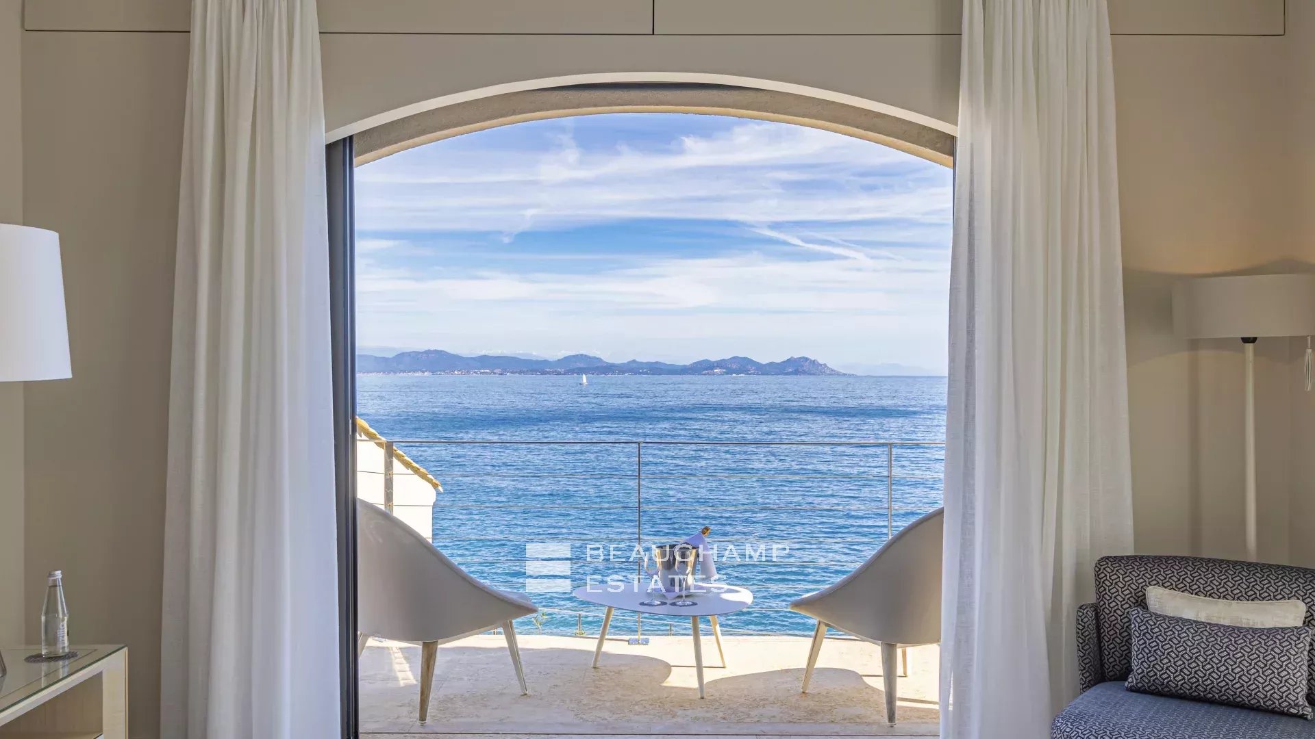 Villa pieds dans l'eau au coeur du domaine des Parcs de Saint-Tropez