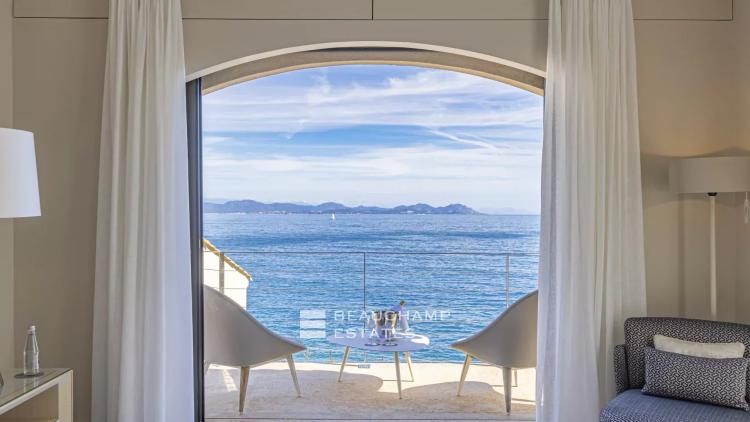 Villa pieds dans l'eau au coeur du domaine des Parcs de Saint-Tropez