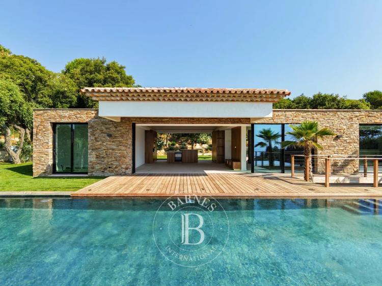 SAINTE-MAXIME - VILLA - AU COEUR D'UN DOMAINE PRIVÉ