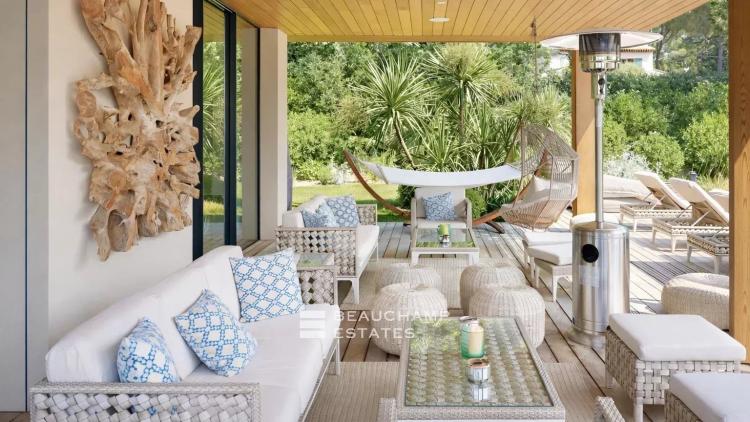 Villa contemporaine dans un domaine privé, à pieds du centre ville de Saint-Tropez et de la plage