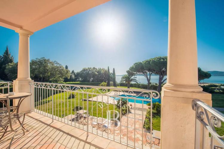 GRIMAUD - PROPRIÉTÉ DE PRESTIGE - VUE MER PANORAMIQUE