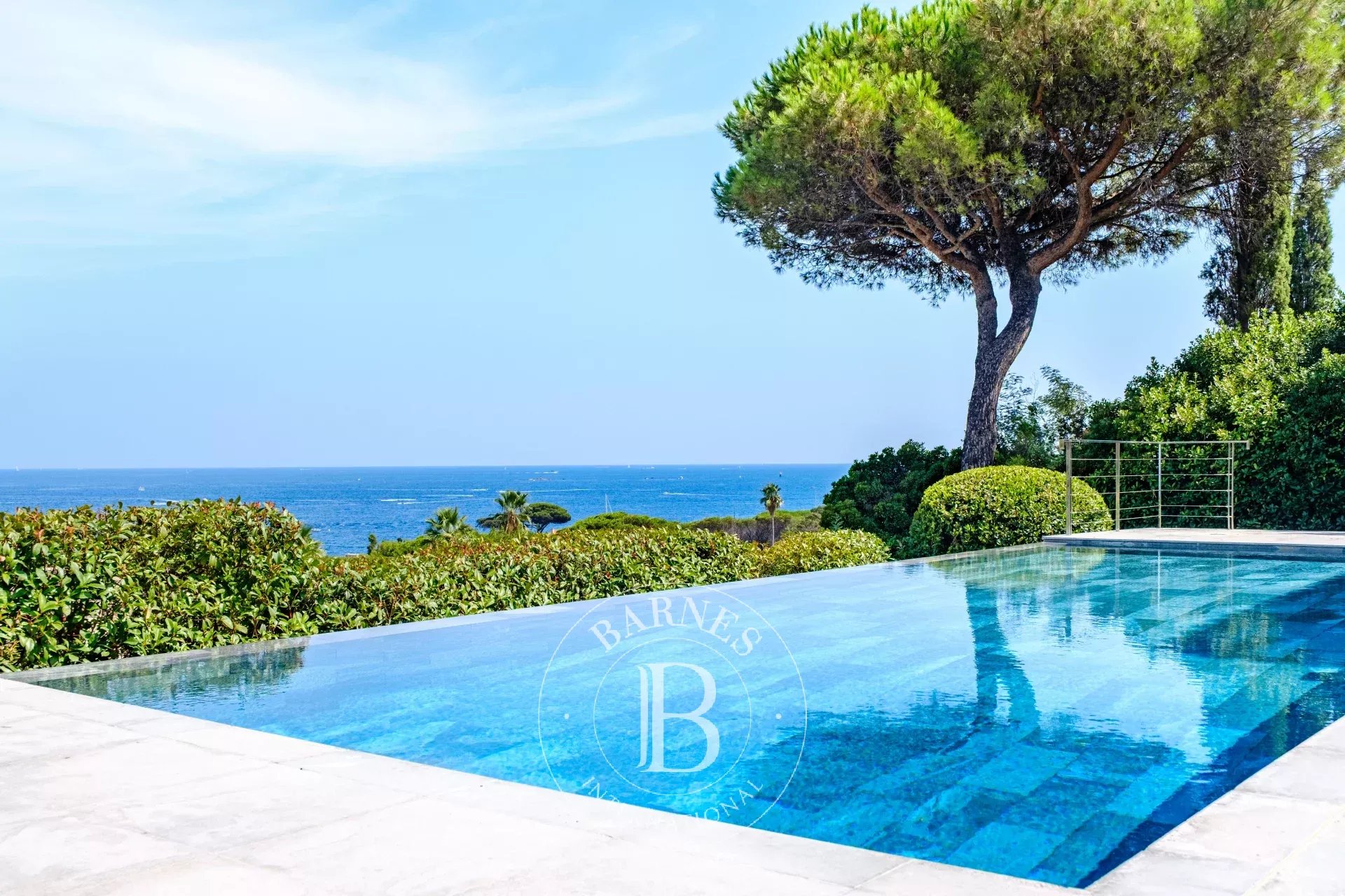 SAINTE-MAXIME  -VILLA MODERNE - VUE MER ET PROCHE PLAGE