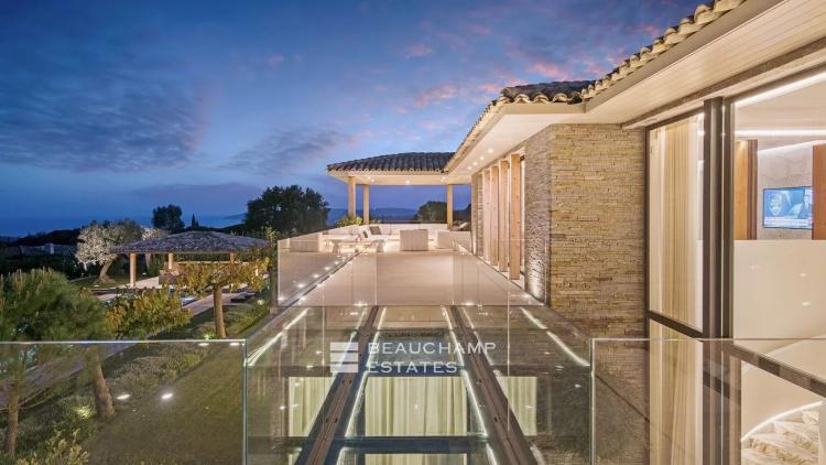 Villa d'exception avec vue panoramique sur la baie de Saint-Tropez