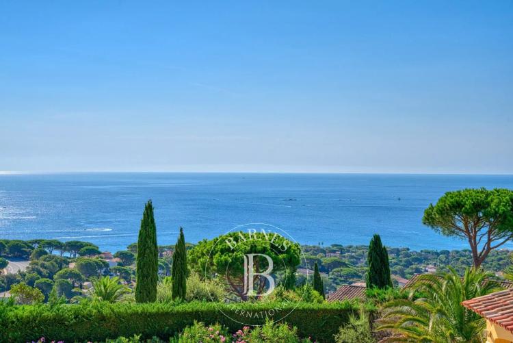 EXCLUSIVITÉ - SAINTE-MAXIME - DOMAINE RÉSIDENTIEL - VILLA VUE MER - PISCINE