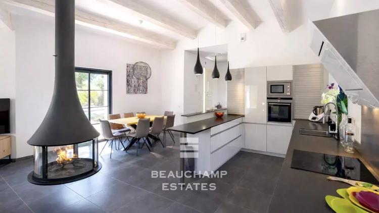 Villa neuve à pieds de la plage des Salins et à proximité du centre ville de Saint-Tropez