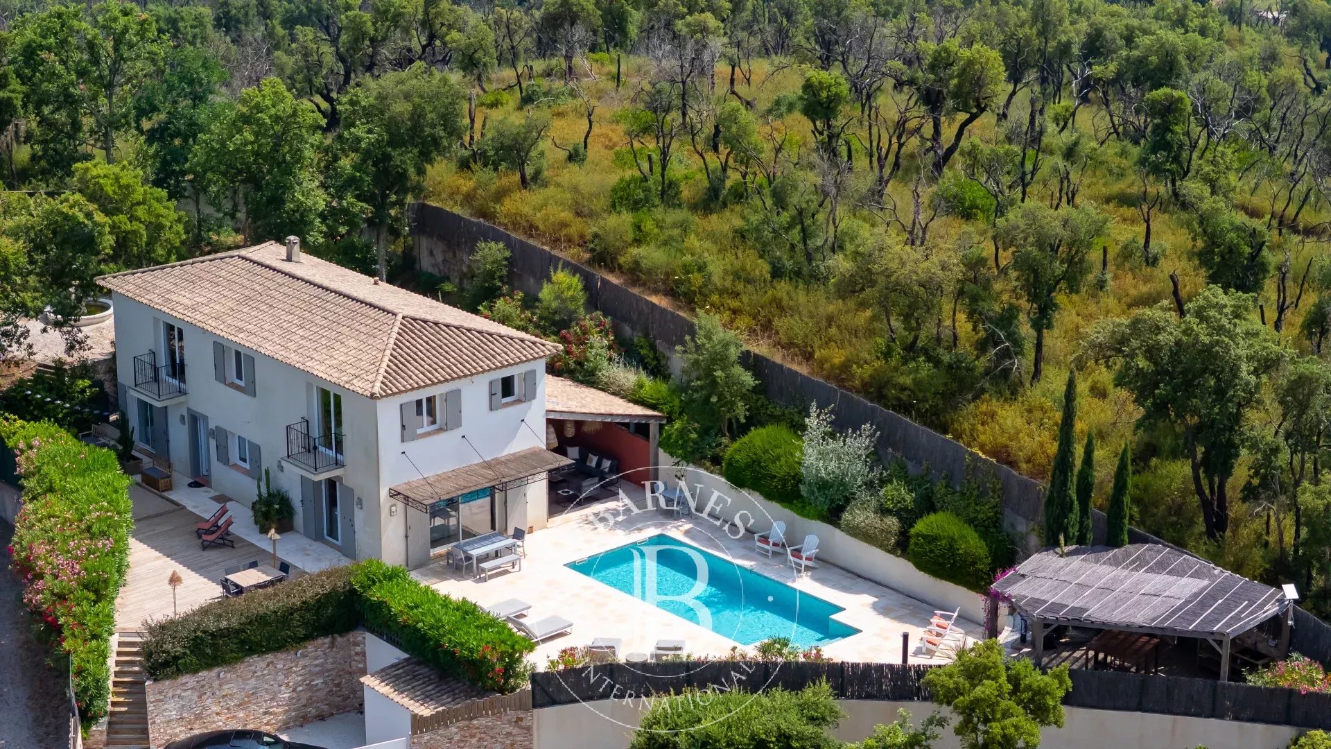 GOLFE DE SAINT TROPEZ - COGOLIN - VILLA RENOVEE - VUE DEGAGEE