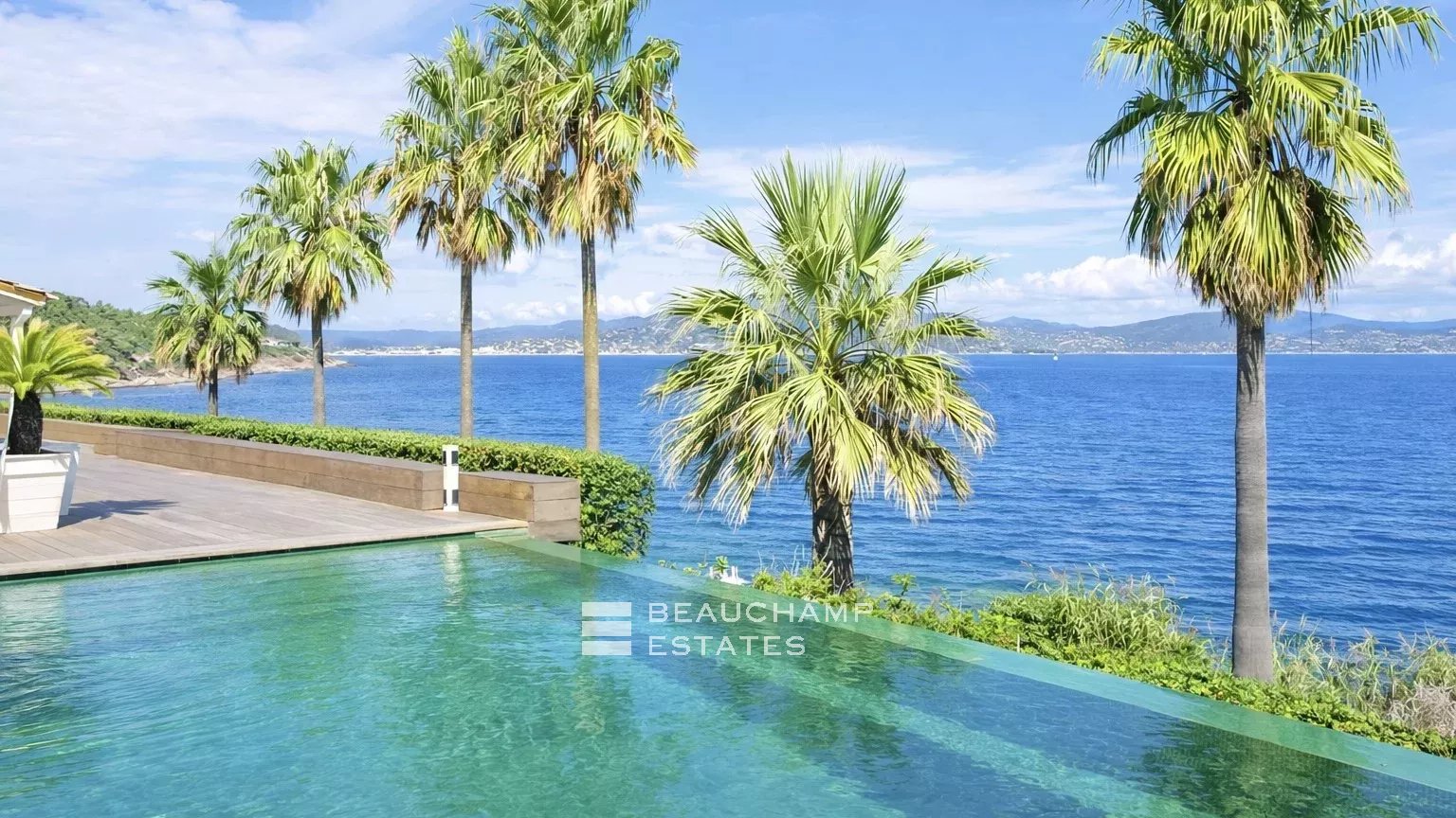 Villa pieds dans l’eau au coeur des Parcs de Saint-Tropez