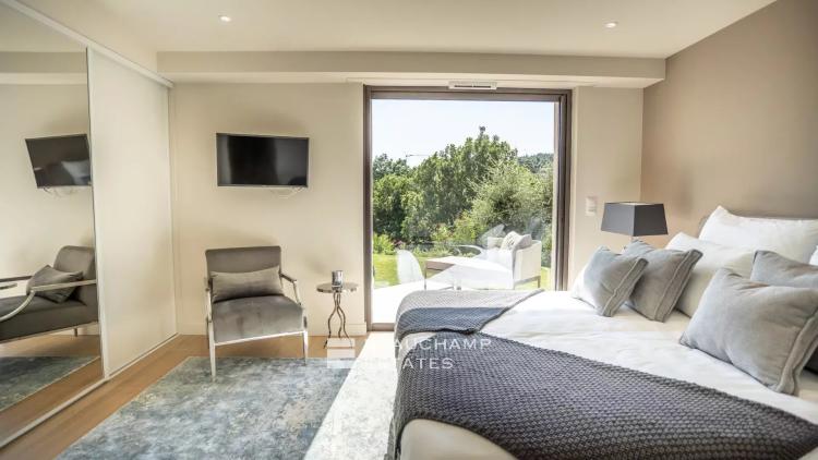 Villa d'exception avec vue mer dans le domaine privé de Beauvallon