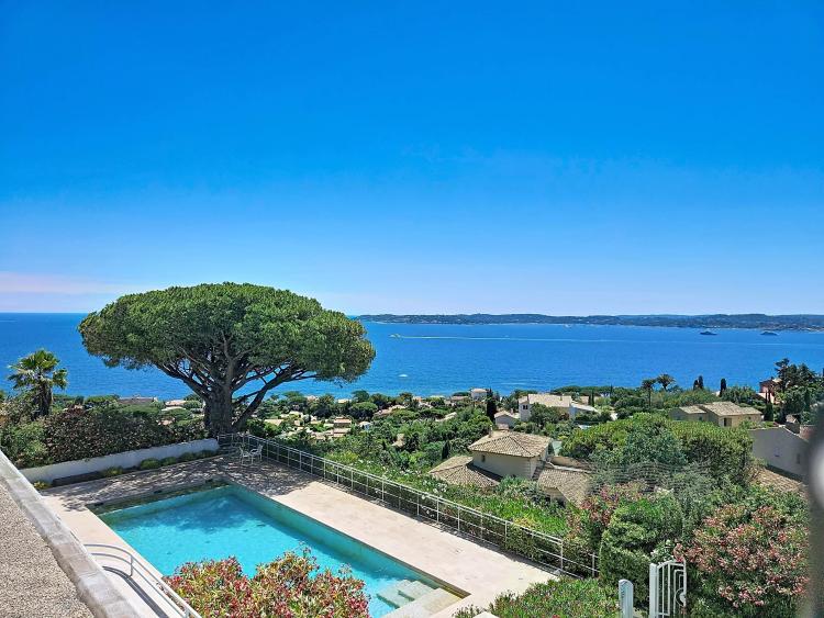 Propriété de caractère avec vue mer panoramique sur le Golfe de Saint-Tropez