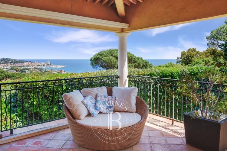 SAINTE-MAXIME - VILLA PROVENÇALE DE PLAIN-PIED - VUE MER - DOMAINE PRIVÉ