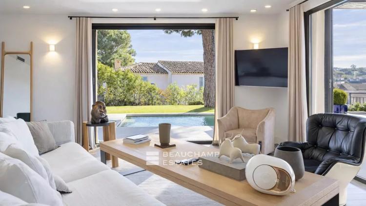 Villa contemporaine de prestige au coeur de Saint-Tropez, avec vue sur le village