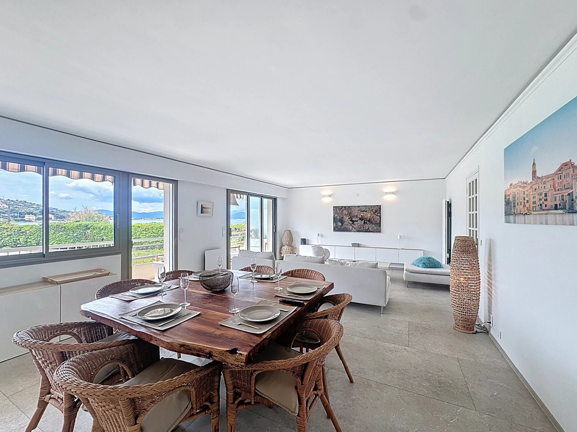 SAINT-TROPEZ — PIEDS DANS L’EAU VUE MER 3 CHAMBRES