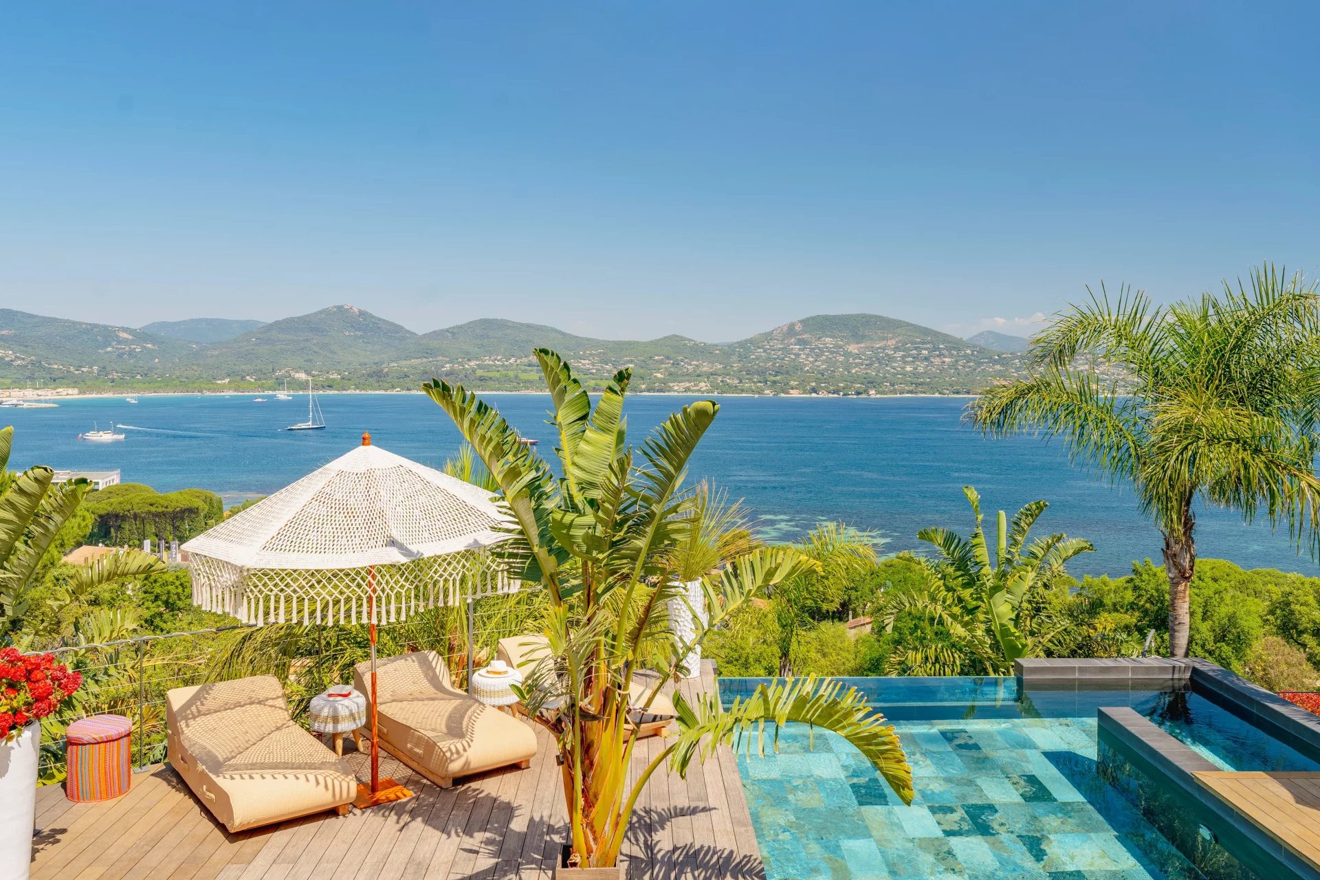 Villa contemporaine avec vue mer panoramique proche de Saint-Tropez