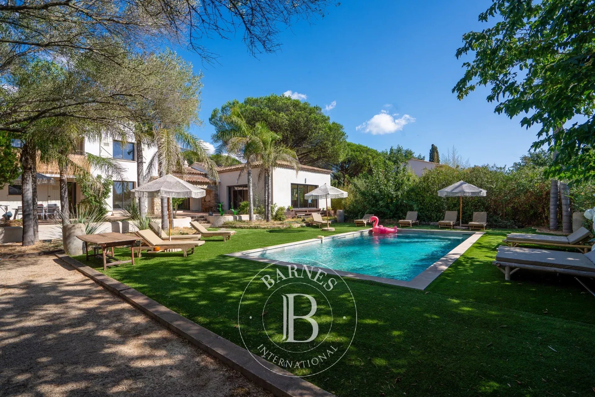 GRIMAUD - MAISON RENOVEE - 6 CHAMBRES - PROCHE VILLAGE