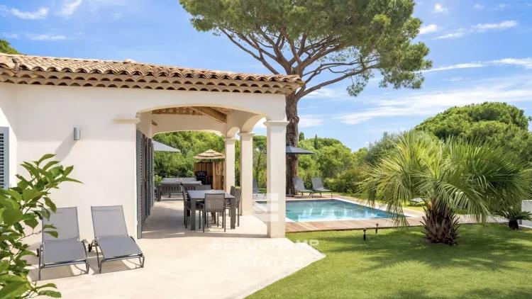 Villa neuve à pieds de la plage des Salins et à proximité du centre ville de Saint-Tropez