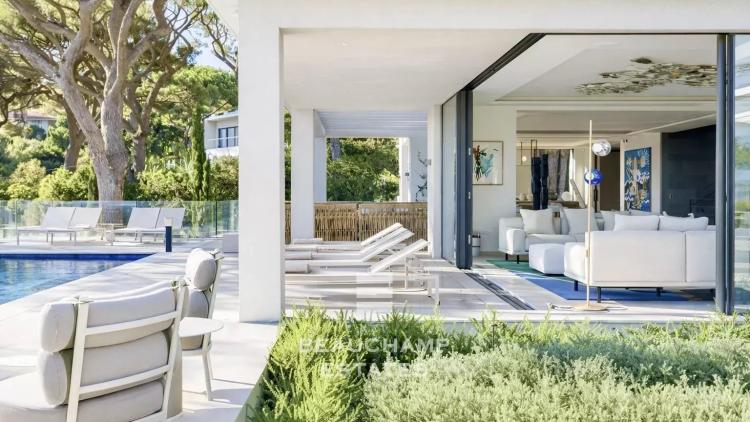 Propriété exceptionnelle contemporaine au coeur d'un domaine privé