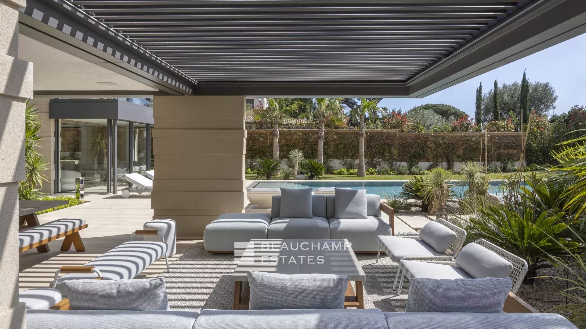 Villa d'architecte neuve au coeur d'un domaine privé à Saint-Tropez