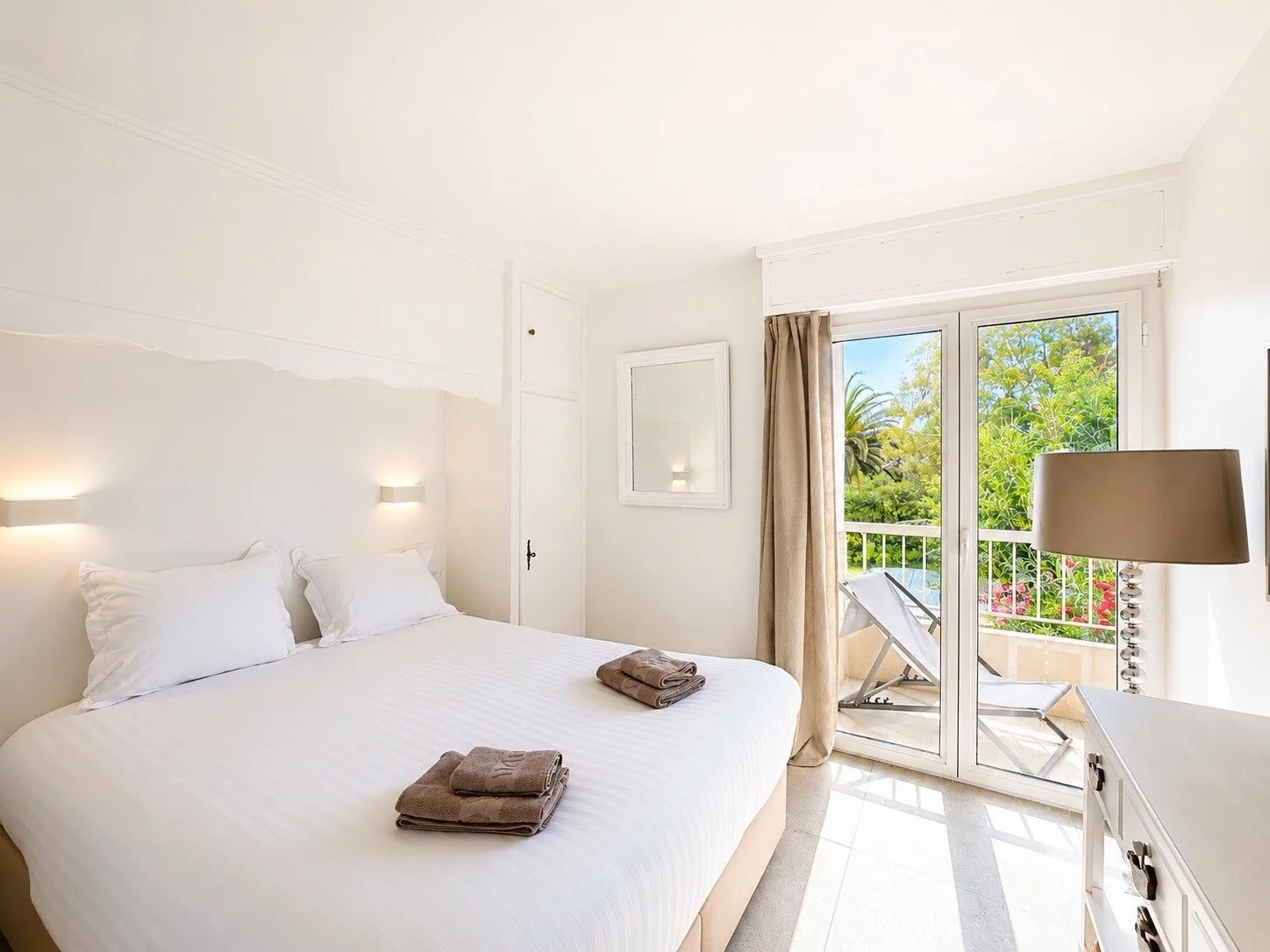 SAINT-TROPEZ — PIEDS DANS L’EAU VUE MER 3 CHAMBRES
