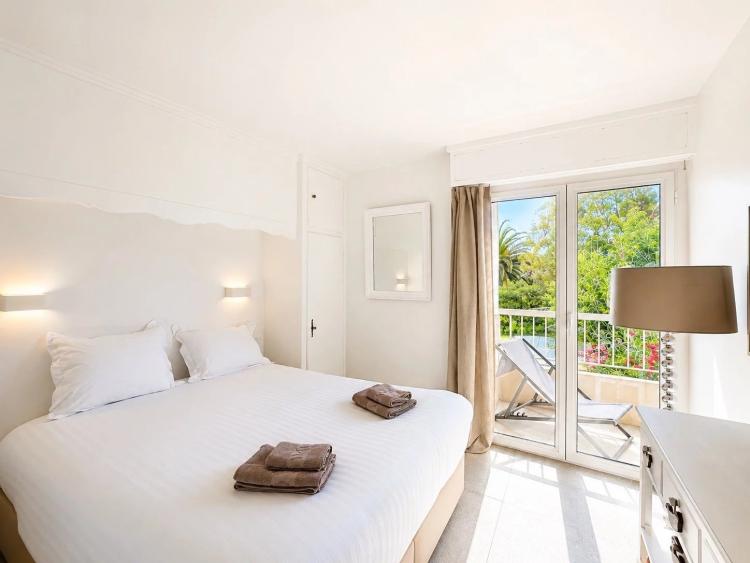 SAINT-TROPEZ — PIEDS DANS L’EAU VUE MER 3 CHAMBRES