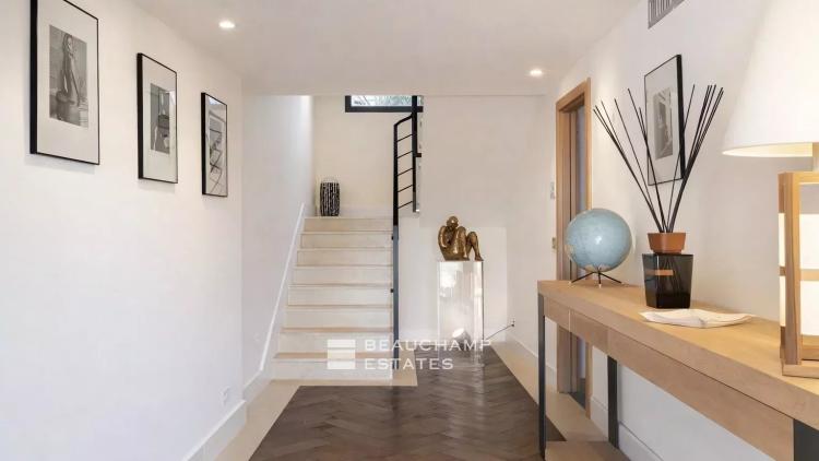 Villa contemporaine de prestige au coeur de Saint-Tropez, avec vue sur le village