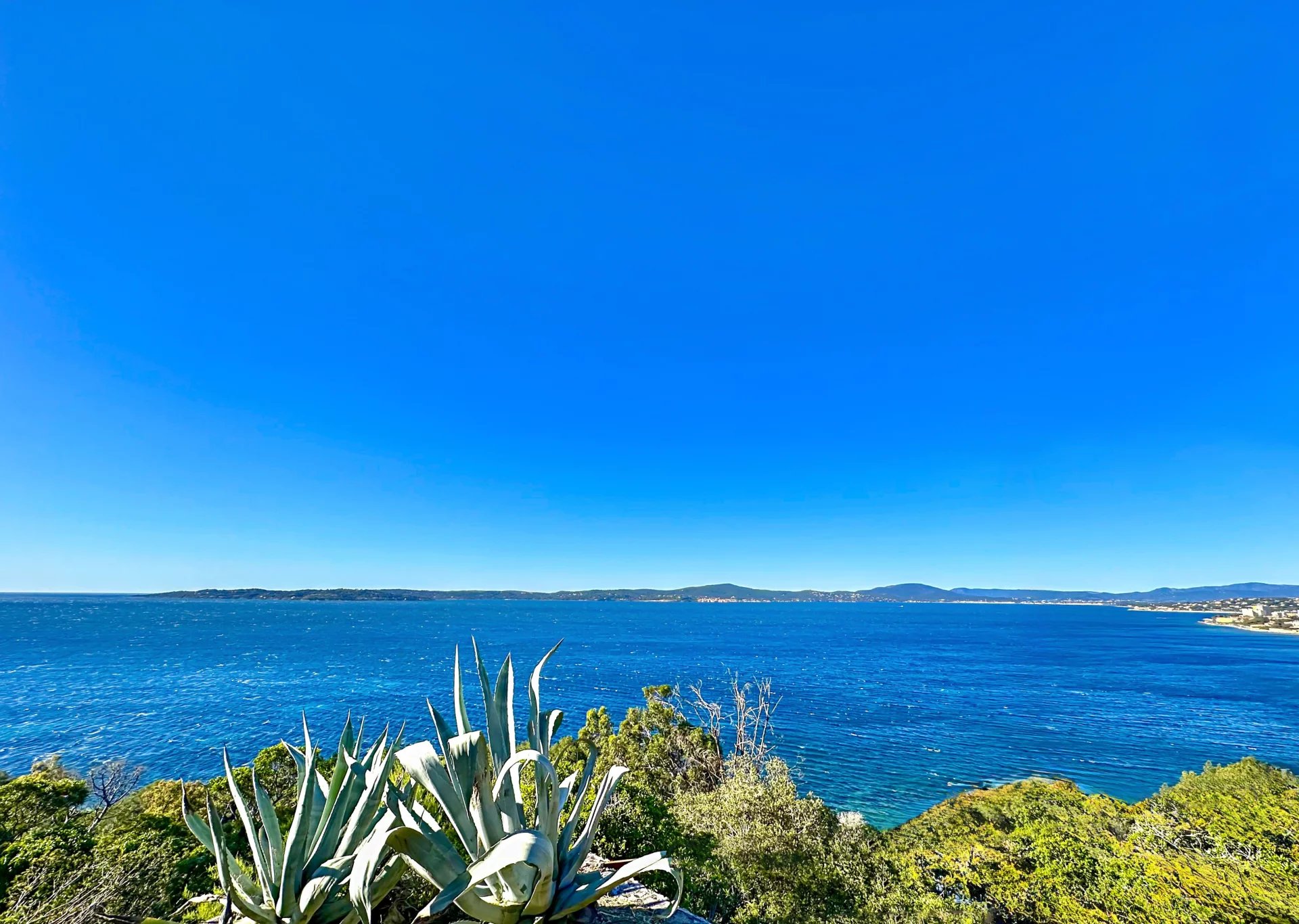 Terrain vue mer panoramique à vendre à Sainte-Maxime