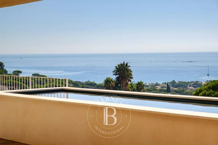 SAINTE-MAXIME – VILLA CONTEMPORAINE AVEC VUE MER