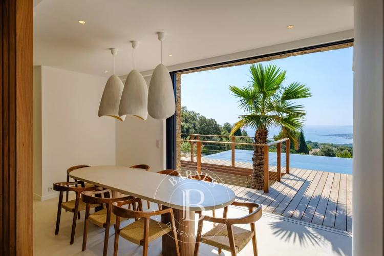 SAINTE-MAXIME - VILLA - AU COEUR D'UN DOMAINE PRIVÉ