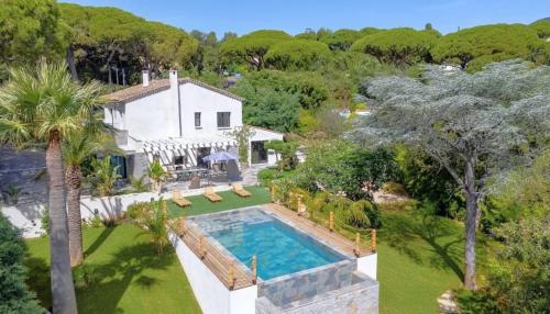 Villa rénovée à vendre à pied des plages à Grimaud