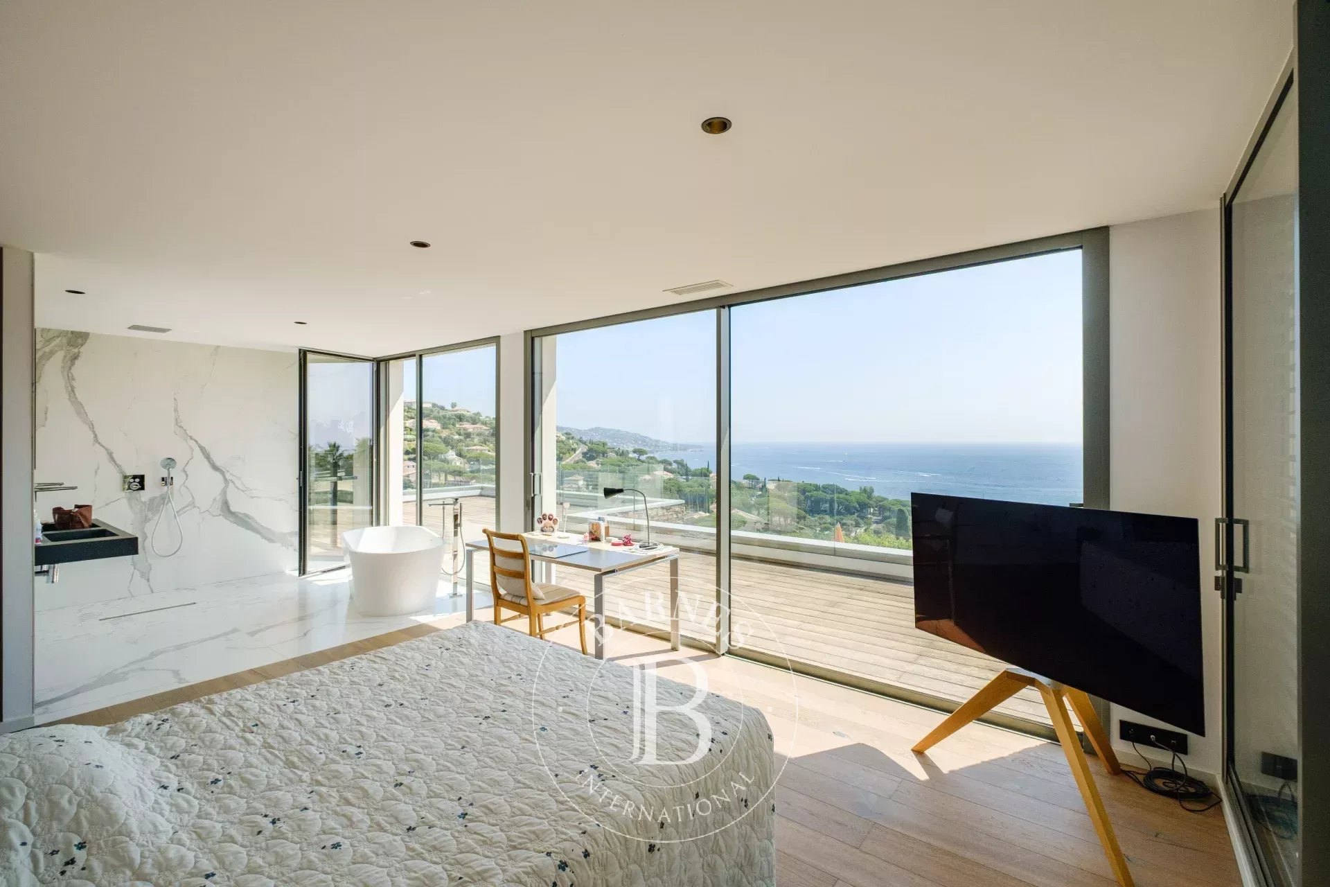 EXCLUSIVITÉ - SAINTE-MAXIME –DOMAINE PRIVÉ - VILLA CONTEMPORAINE - VUE MER