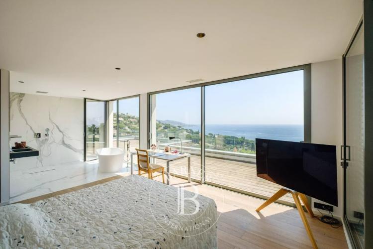 EXCLUSIVITÉ - SAINTE-MAXIME –DOMAINE PRIVÉ - VILLA CONTEMPORAINE - VUE MER