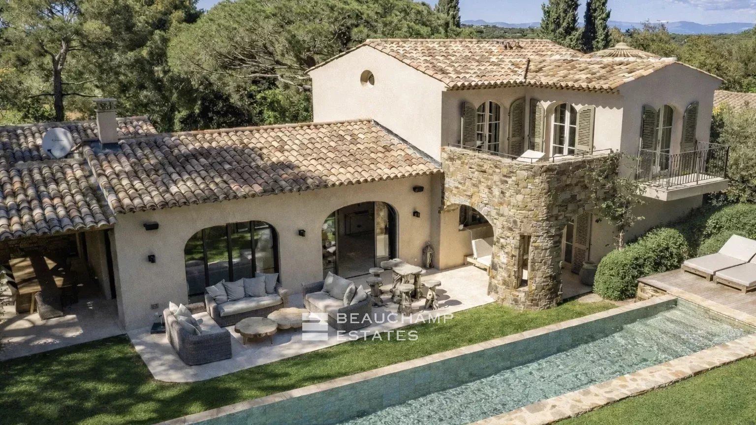 Élégante Villa Tropezienne au Cœur des Salins avec Piscine Chauffée