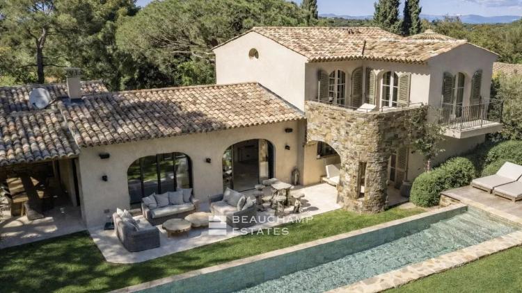 Élégante Villa Tropezienne au Cœur des Salins avec Piscine Chauffée