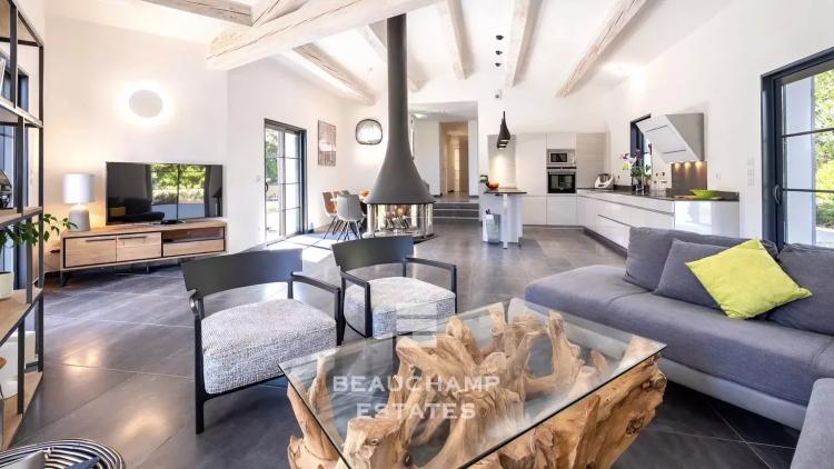 Villa neuve à pieds de la plage des Salins et à proximité du centre ville de Saint-Tropez