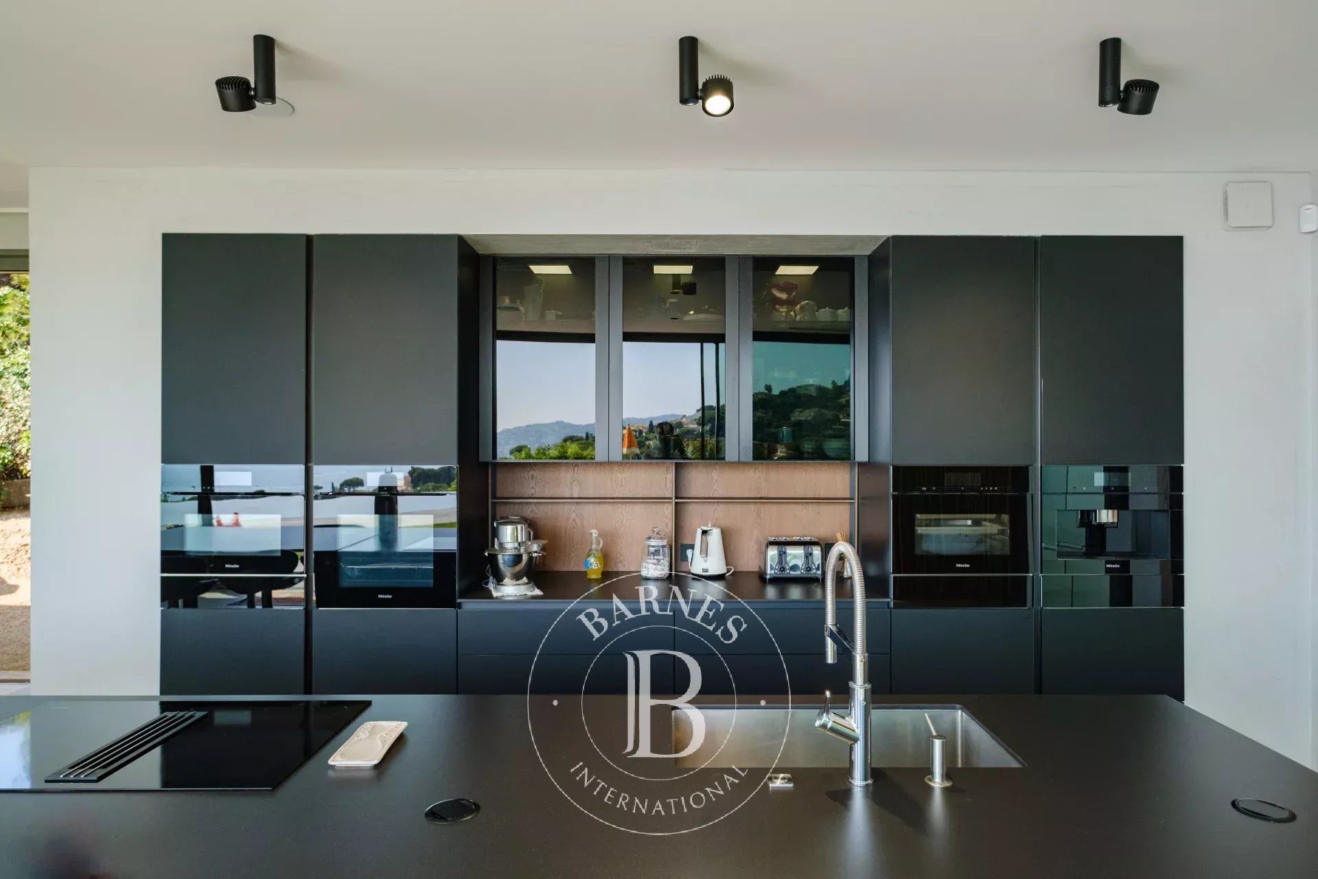 EXCLUSIVITÉ - SAINTE-MAXIME –DOMAINE PRIVÉ - VILLA CONTEMPORAINE - VUE MER