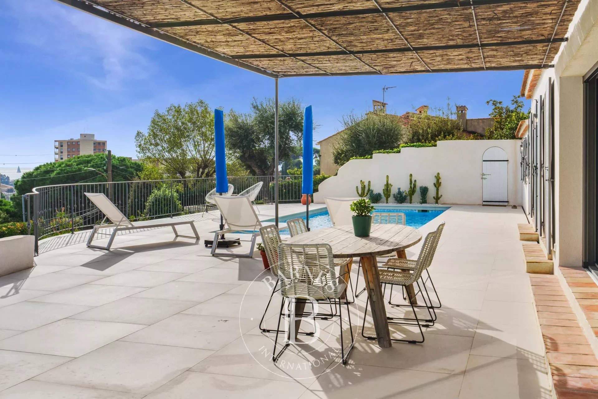 EXCLUSIVITÉ - SAINTE-MAXIME - VILLA - VUE VILLE ET MER - 3 CHAMBRES - PISCINE