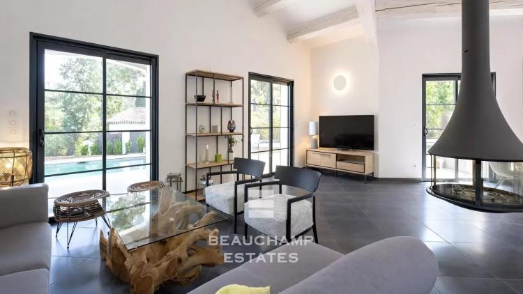 Villa neuve à pieds de la plage des Salins et à proximité du centre ville de Saint-Tropez