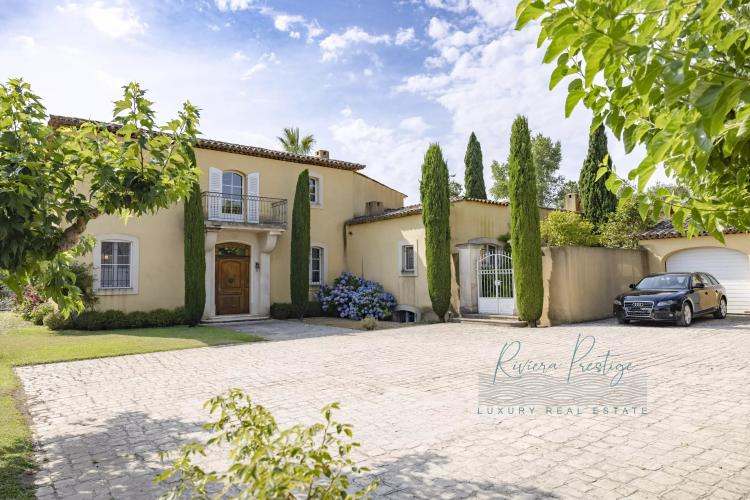 Maison de maitre du XIXè siècle avec domaine viticole bio dans le Golfe de Saint-Tropez