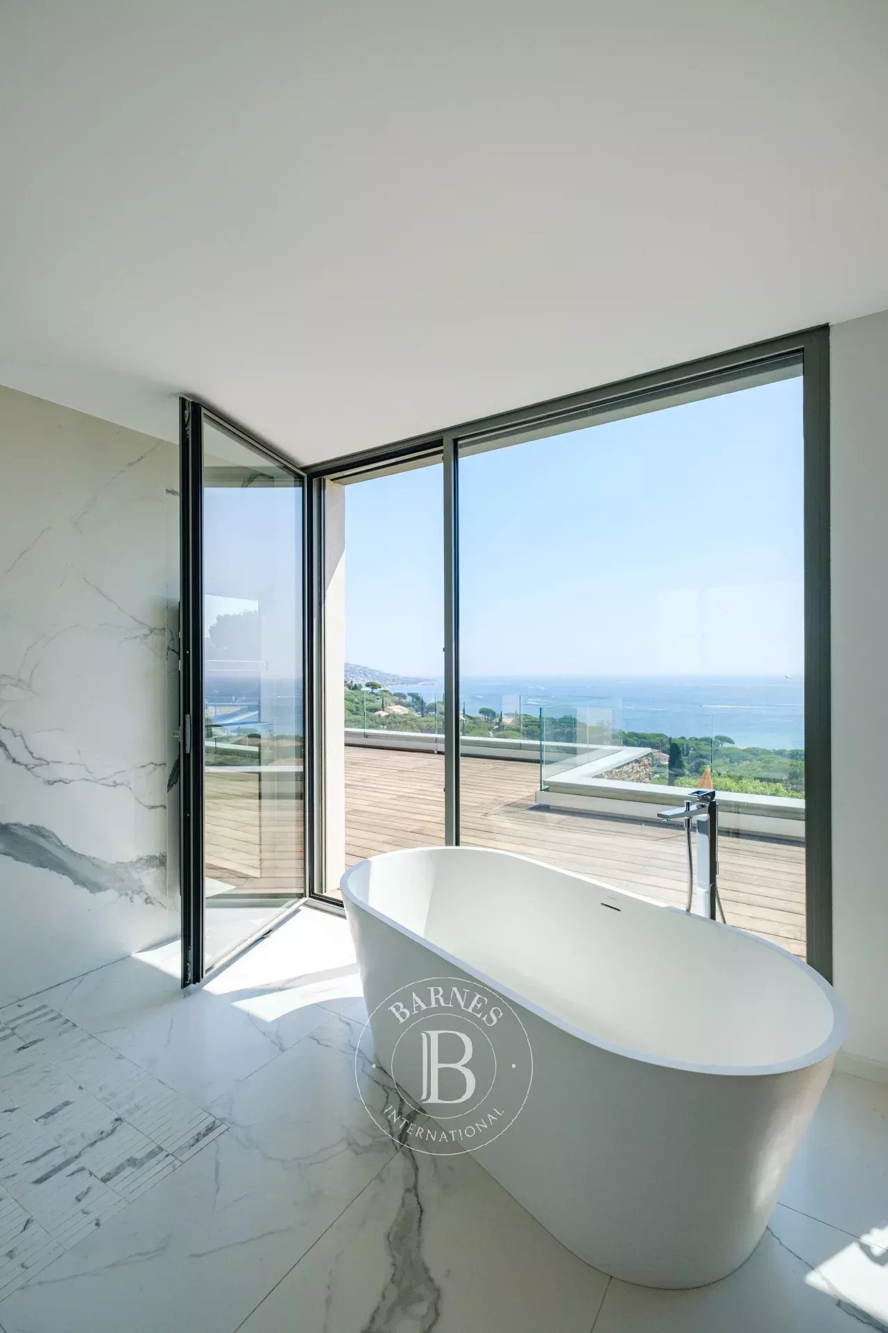 EXCLUSIVITÉ - SAINTE-MAXIME –DOMAINE PRIVÉ - VILLA CONTEMPORAINE - VUE MER
