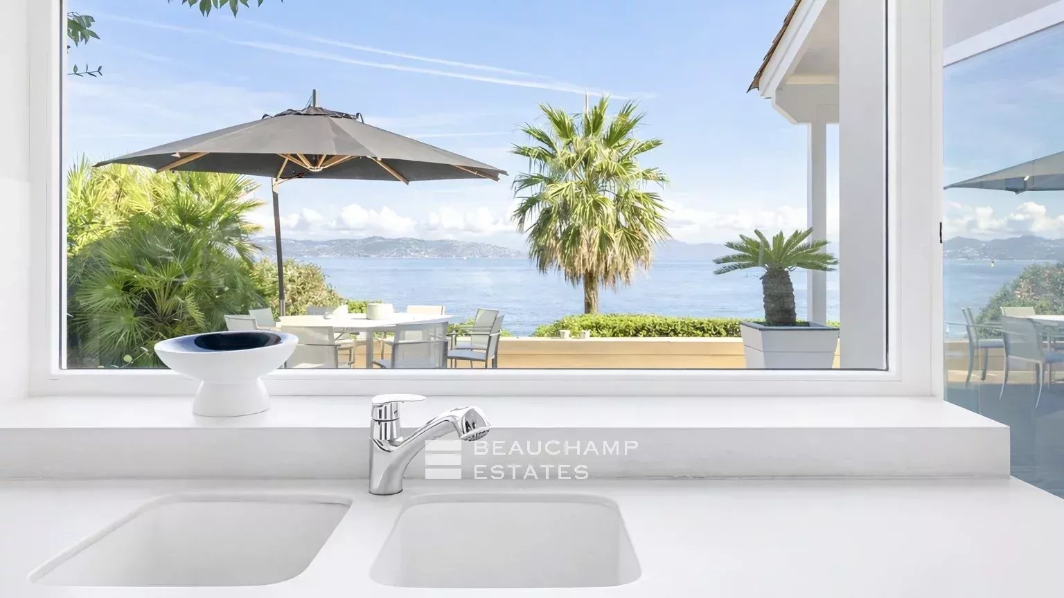 Villa pieds dans l’eau au coeur des Parcs de Saint-Tropez
