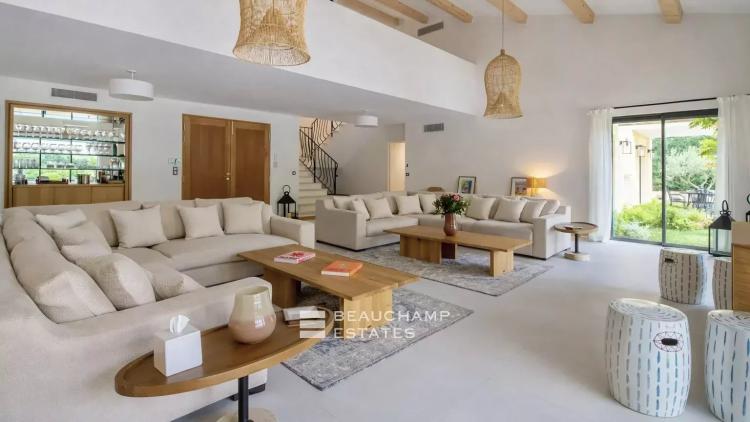 Villa neuve à pieds de la plage des Canoubiers