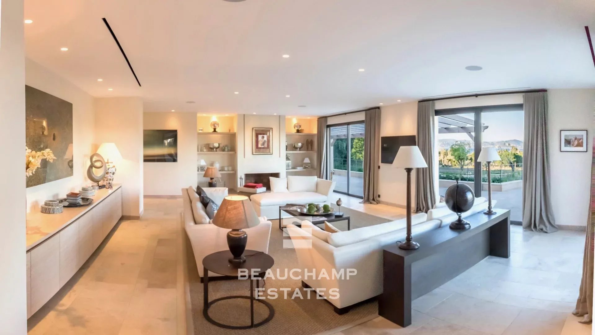 Propriété de luxe avec vue sur mer et à quelques minutes du centre ville de Saint-Tropez et des plages de Pampelonne