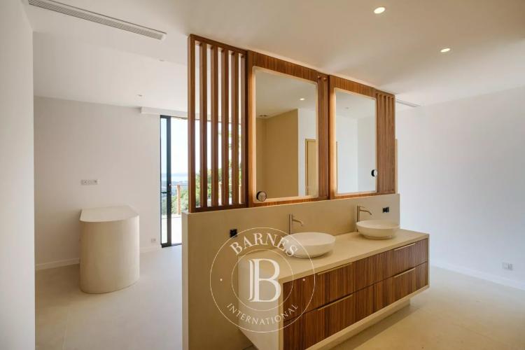 SAINTE-MAXIME - VILLA - AU COEUR D'UN DOMAINE PRIVÉ