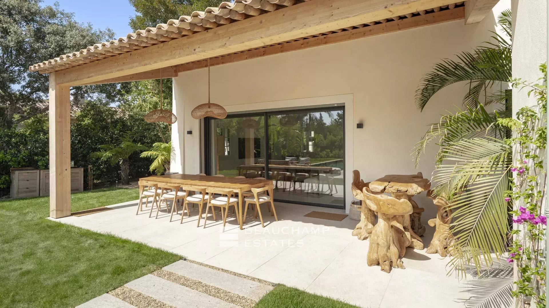 Sublime villa neuve à pieds du centre de Saint-Tropez et de la plage
