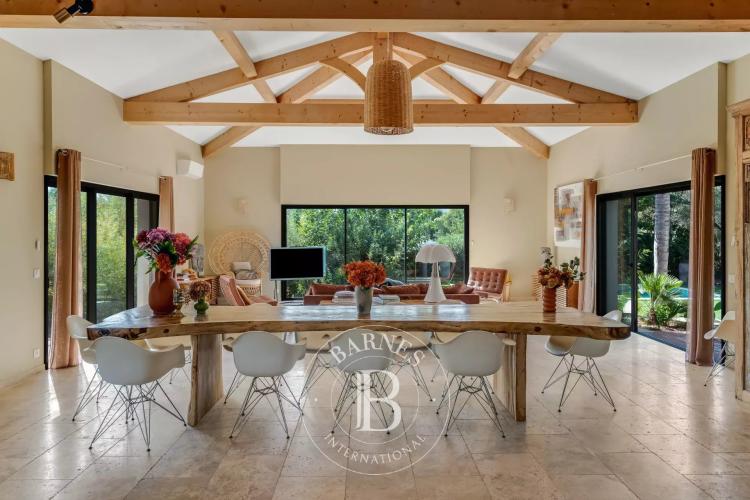 GRIMAUD - MAISON RENOVEE - 6 CHAMBRES - PROCHE VILLAGE